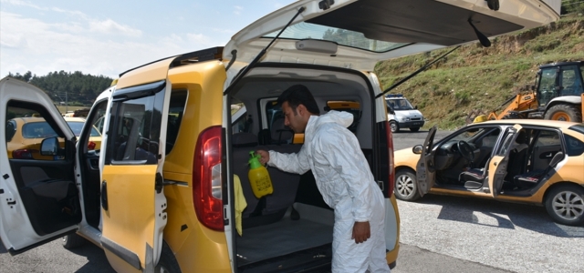 Boyabat'ta ticari taksiler ve servis minibüsleri dezenfekte edildi