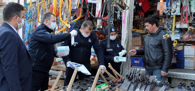 Bozkurt Belediyesi ilçe pazarında maske ve eldiven dağıttı