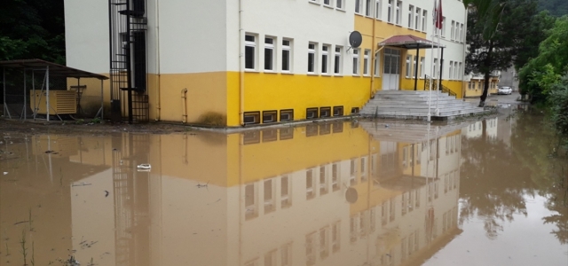 Doğanket’te okul pansiyonunun bodrum katını su bastı