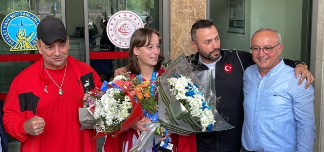 Dünya şampiyonu kick boksçu Cemren Temizel, Rize'de coşkuyla karşılandı