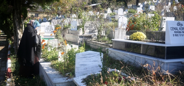 Düzce depreminde hayatını kaybedenler mezarları başında anıldı