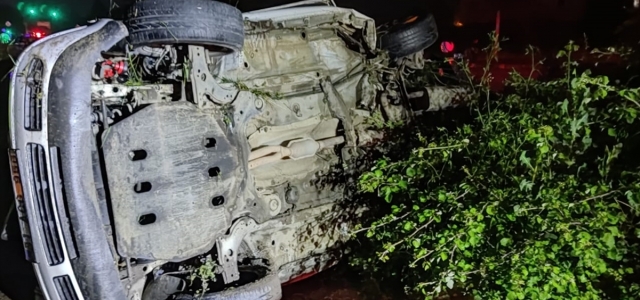Düzce'de devrilen otomobildeki 2 kişi yaralandı