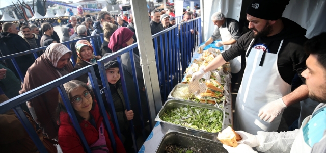 Düzce'de düzenlenen festivalde 2,5 ton hamsi dağıtıldı