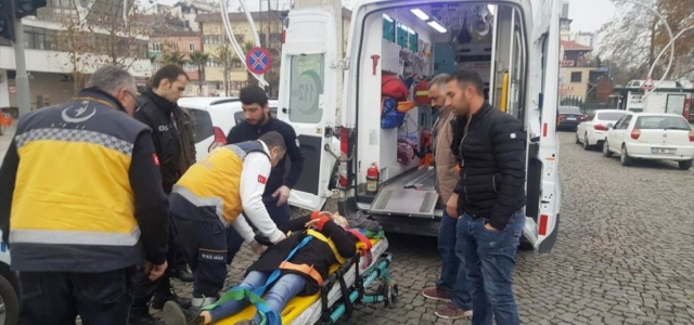 Düzce'de geri manevra yapan otomobilin çarptığı kadın yaralandı