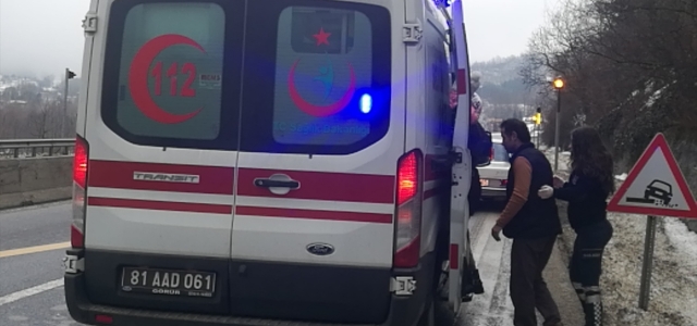 Düzce'de otomobil yoldan çıktı: 3 yaralı