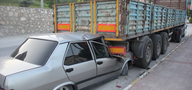 Düzce'de polisin "dur" ihtarına uymayıp kaçan sürücü kaza yaparak yaralandı