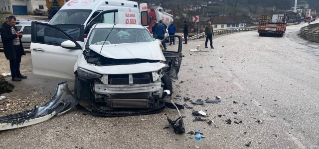 Düzce'de tır ile otomobilin çarpıştığı kazada 3 kişi yaralandı