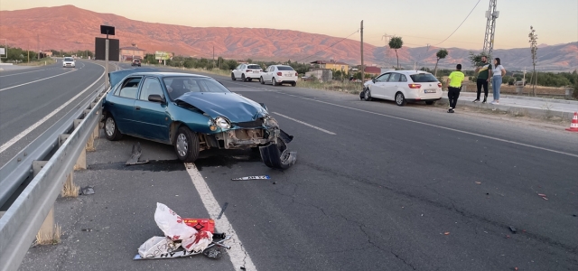 Elazığ'da iki otomobilin çarpıştığı kazada 4 kişi yaralandı