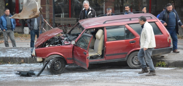 Giresun'da aydınlatma direğine çarpan otomobildeki 4 kişi yaralandı