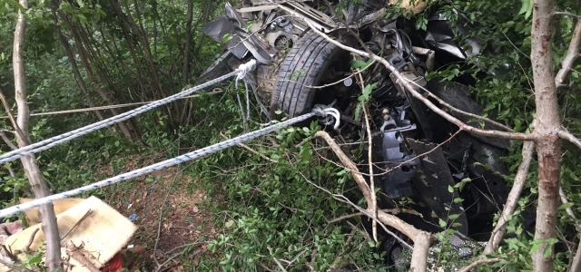 Giresun'da kamyonetin uçuruma devrildiği kazada 2 kişi öldü