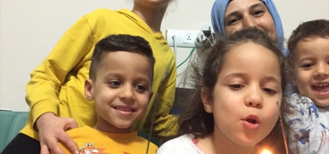 İHH'dan depremzede ailenin ikizlerine doğum günü sürprizi