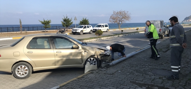 İnebolu'da otomobil aydınlatma direğine çarptı: 1 yaralı