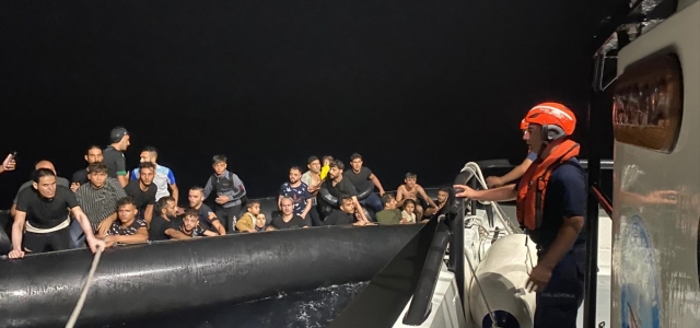 İzmir açıklarında 32 düzensiz göçmen yakalandı