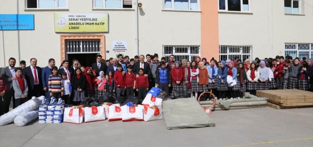 Kabataş'taki öğrencilere spor malzemesi desteği