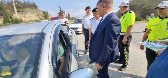 Karabük Valisi Gürel, emniyet kemeri denetiminde sürücüleri uyardı