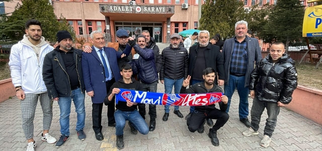 Karabükspor Kulüp Başkanı Yüksel ve taraftarlar, yargılanan eski yöneticileri protesto etti