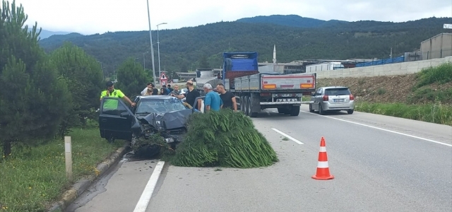 Karabük'te ağaca çarpan otomobilin sürücüsü yaralandı