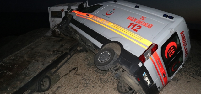 Karabük'te ambulans taşıyan çekici kaza yaptı: 1 yaralı