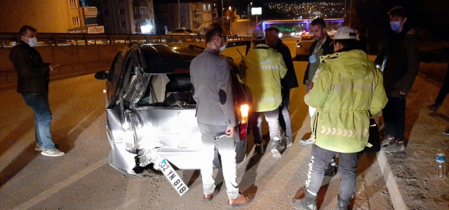 Karabük'te aydınlatma direğine çarpan otomobildeki 2 kişi yaralandı