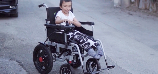 Karabük'te bedensel engelli gence akülü tekerlekli sandalye hediye edildi