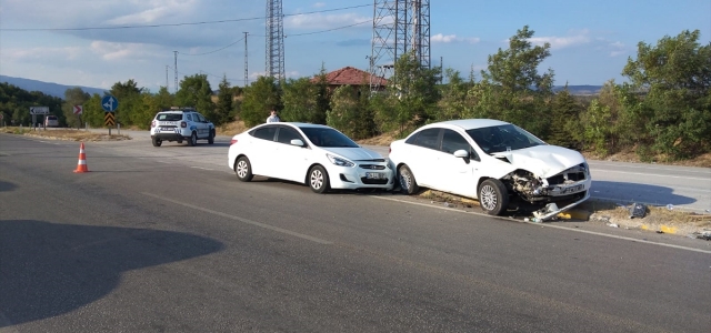 Karabük'te çarpışan iki otomobildeki 7 kişi yaralandı