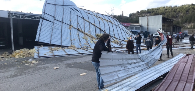 Karabük'te fırtına nedeniyle kopan çatı, park halindeki araçların üstüne düştü