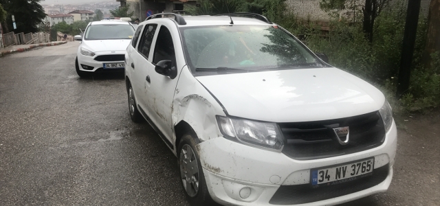 Karabük'te freni boşalan park halindeki minibüs inşaat duvarına çarptı