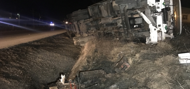 Karabük'te iki kamyon ile bir tır çarpıştı 2 kişi yaralandı