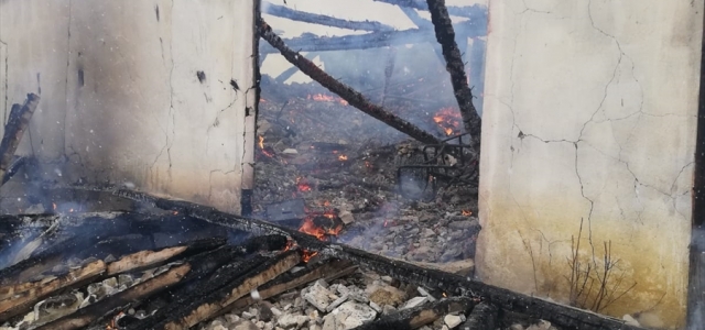 Karabük'te iki katlı ev yandı