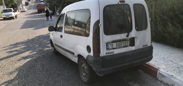 Karabük'te otomobille çarpışan hafif ticari araç devrildi: 2 yaralı