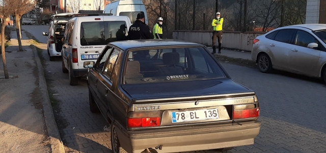Karabük'te polisin "dur" ihtarına uymayan sürücü aracını bırakıp kaçtı