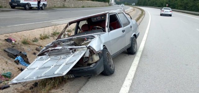 Karabük'te refüje devrilen otomobildeki 3'ü çocuk 5 kişi yaralandı