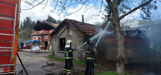 Karabük'te tek katlı ahşap ev yandı