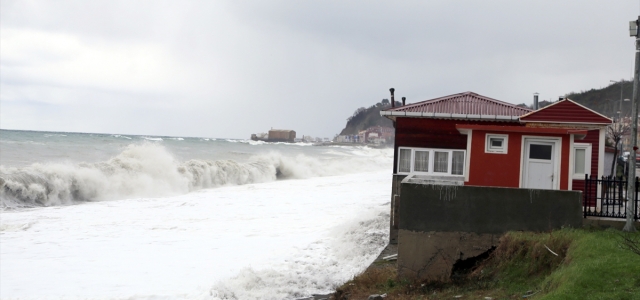 Karadeniz'de fırtına etkili oluyor