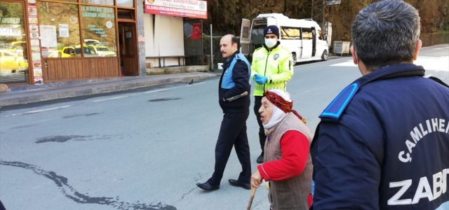 Karadeniz'de sokağa çıkan 65 yaş üstü vatandaşlar uyarılarak evlerine gönderildi