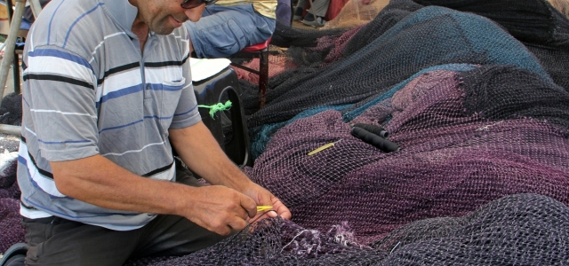 Karadenizli balıkçılar yeni av sezonu hazırlıklarına ağlarını örerek başladı