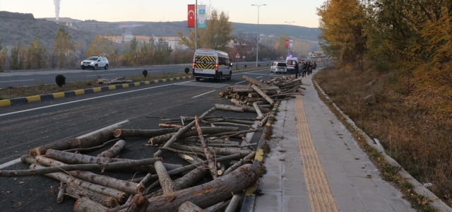 Kastamonu'da devrilen römorktaki tomruklar yola saçıldı