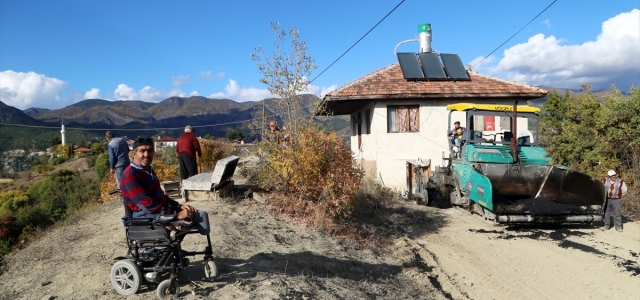 Kastamonu'da engelli, evinin yolunun asfaltlanmasıyla hayata bağlandı