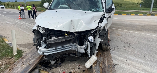 Kastamonu'da hafif ticari araç ile otomobil çarpıştı, 4 kişi yaralandı