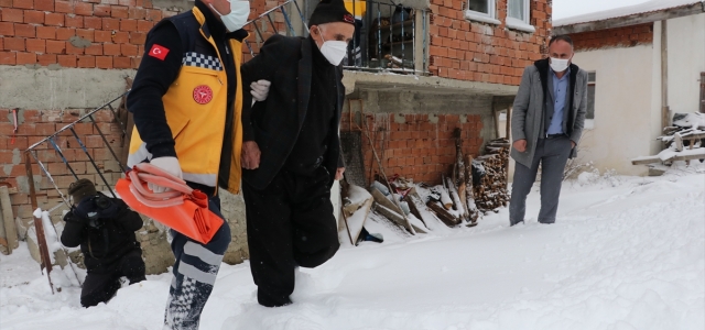 Kastamonu'da kar nedeniyle köyde mahsur kalan Kovid-19 hastası çift hastaneye ulaştırıldı