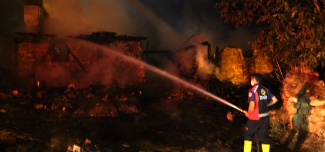 Kastamonu'da köyde çıkan yangında 2 ev, bir garaj yandı