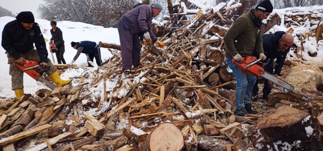 Kastamonu'da köylüler deprem bölgelerine odun göndermek için seferber oldu