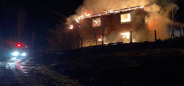 Kastamonu'daki yangında 2 katlı ev ve ahır kullanılamaz hale geldi