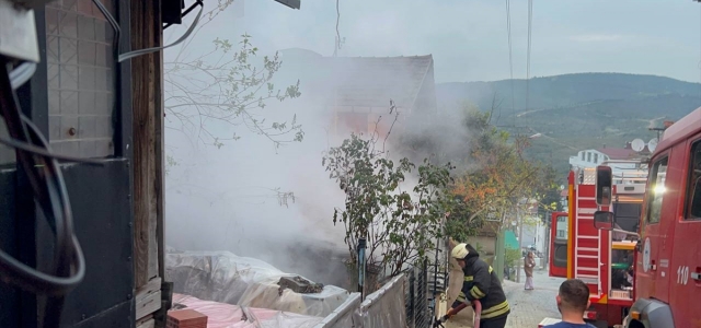Kocaeli'de 4 katlı binada çıkan yangında 2 kişi dumandan etkilendi
