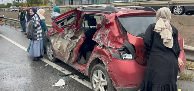 Kocaeli'de çekicinin çarptığı otomobildeki biri çocuk 2 kişi yaralandı