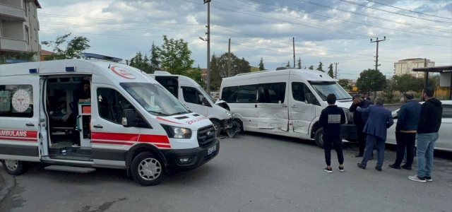 Kocaeli'de iki minibüsün çarpıştığı kazada 1 kişi yaralandı