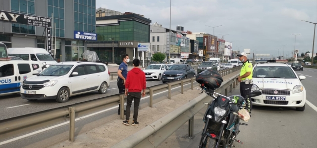 Kocaeli'de otomobilin çarptığı motosiklet sürücüsü yaralandı