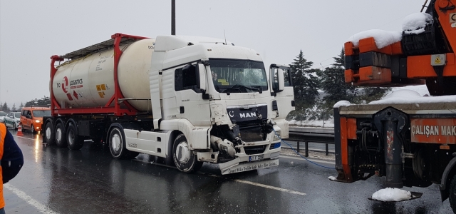 Kocaeli'de tankerle tırın çarpıştığı kazada 2 kişi yaralandı