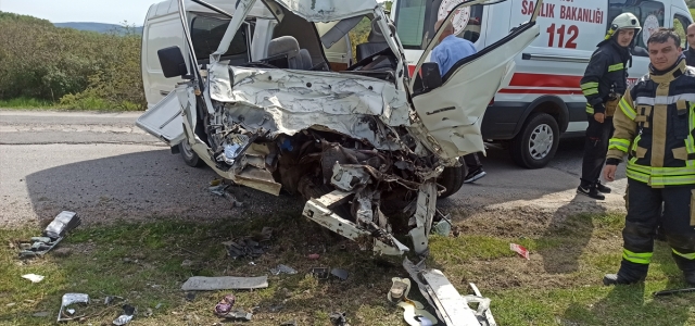 Kocaeli'de zincirleme trafik kazasında baba ve kızı yaralandı