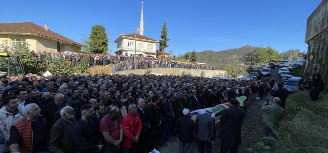 Kocaeli'deki kazada hayatını kaybeden çift ile oğullarının cenazeleri defnedildi